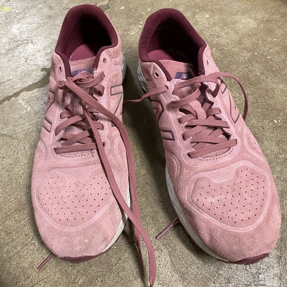 New Balance gym shoes - Picture 1 of 3